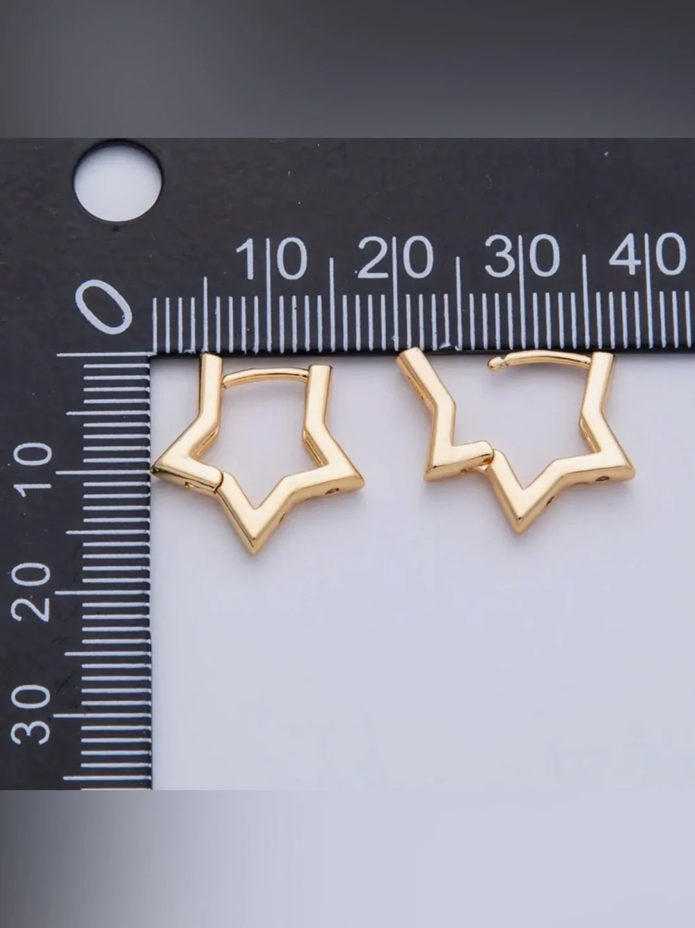 18K Gold Filled 16.6mm Clear Cz Dotted Celestial Star Cartilage
Huggie - Picture 3 of 4